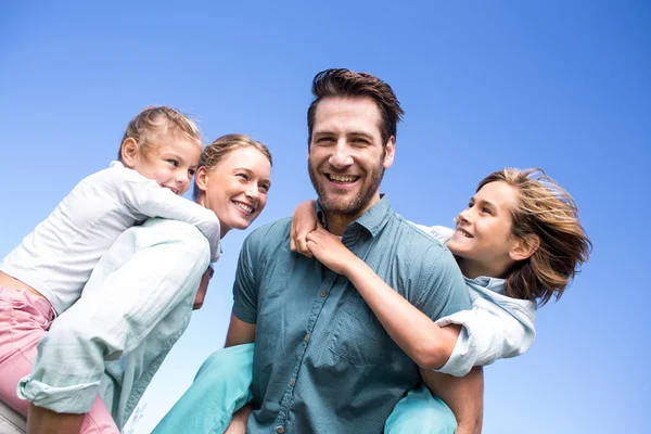 Genitori felici con i loro figli — Foto Stock