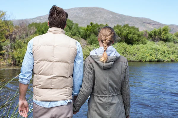 Casal feliz em um lago — Fotografia de Stock