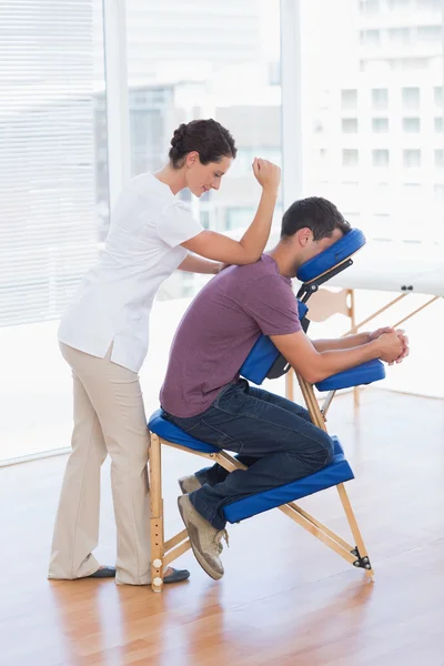 Homem tendo massagem nas costas — Fotografia de Stock