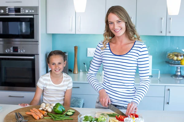 Lycklig familj förbereder lunch tillsammans — Stockfoto