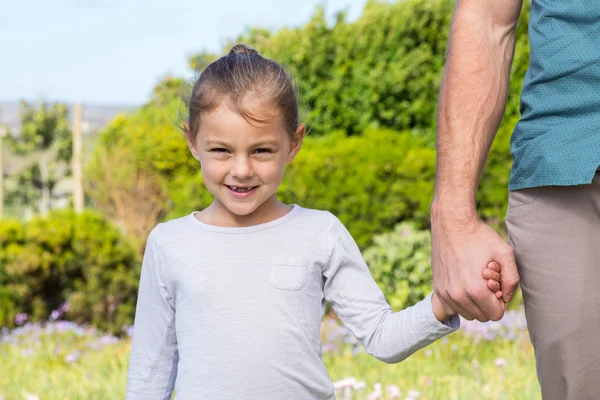 Padre e hija sonriendo a la cámara — Foto de Stock