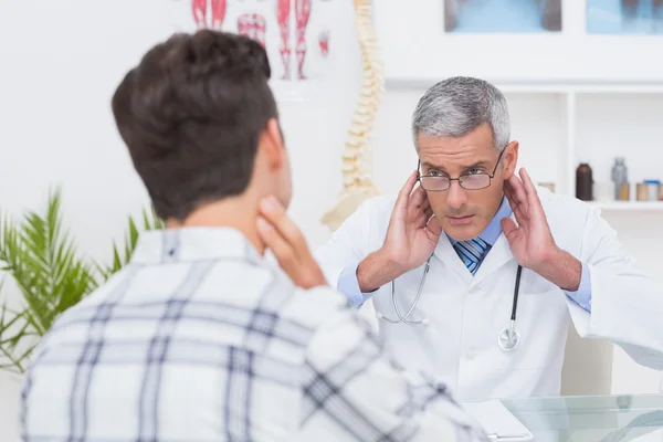 Medico esaminando paziente con dolore al collo — Foto Stock