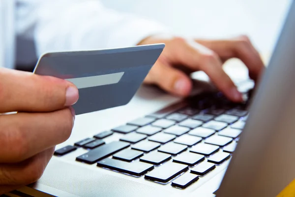 Hombre usando el ordenador portátil para compras en línea — Foto de Stock