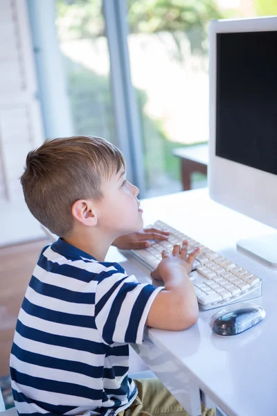 Маленький мальчик с помощью компьютера — стоковое фото