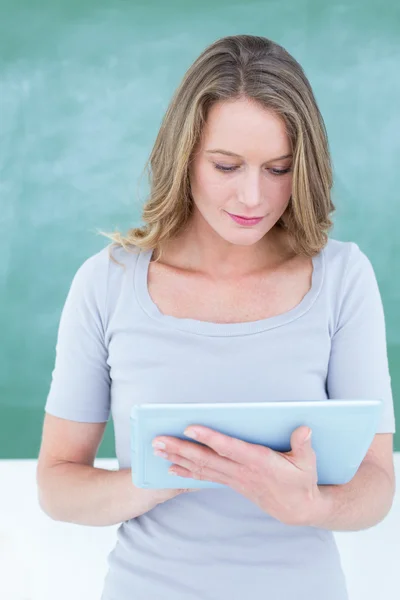 Leende lärare använder TabletPC — Stockfoto