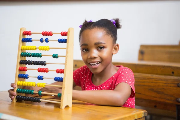 Leende elev använder abacus i klassrummet — Stockfoto
