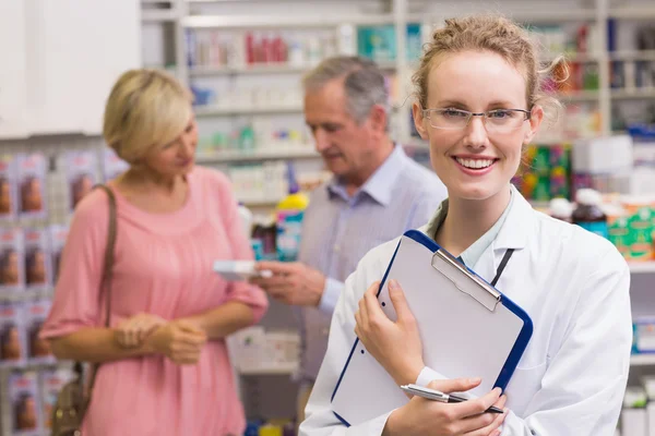 Farmacêutico segurando prancheta — Fotografia de Stock