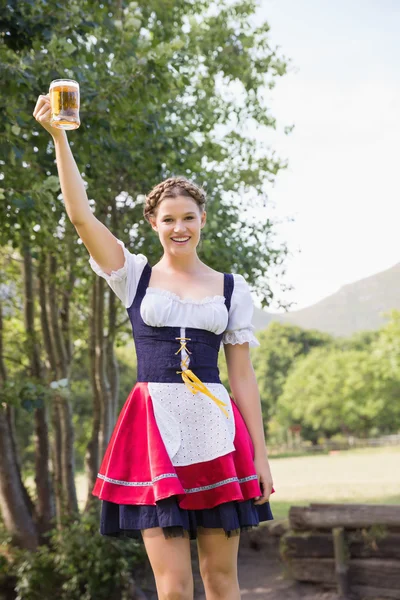 Mooi oktoberfest meisje glimlachen op camera — Stockfoto