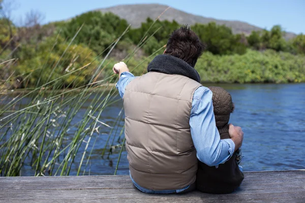 Felice padre casuale e figlio in un lago — Foto Stock