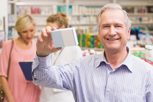 Zákazník drží medicíny box — Stock fotografie