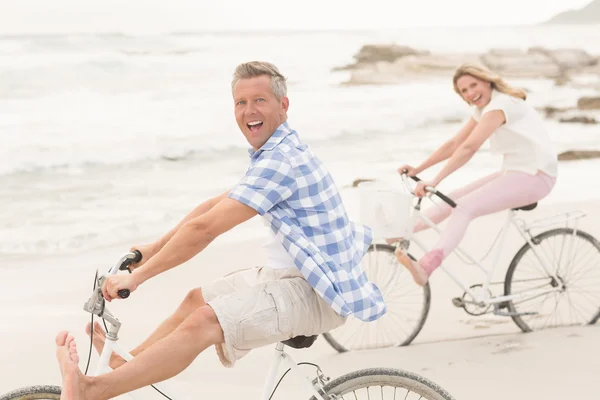 Casual couple on a bike ride — Stock Photo, Image