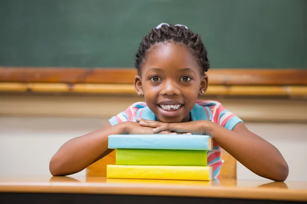 Lächelnde Schülerin sitzt an ihrem Schreibtisch — Stockfoto