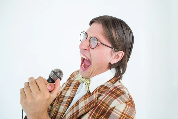 Geeky hipster cantando con micrófono — Foto de Stock