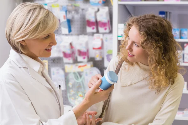 Farmacéutico y cliente hablando de medicamentos —  Fotos de Stock