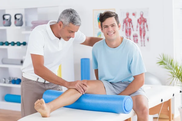 Medico esaminando la gamba paziente — Foto Stock