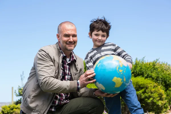 Vader en zoon camera kijken — Stockfoto