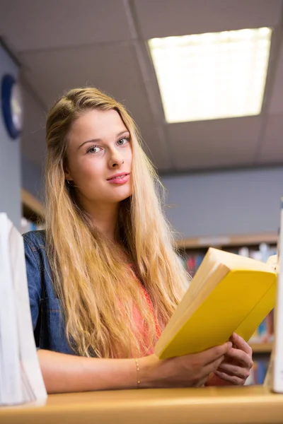 Bella studentessa che studia in biblioteca — Foto Stock