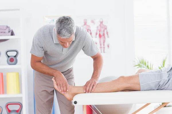 Hombre teniendo masaje en la pierna —  Fotos de Stock