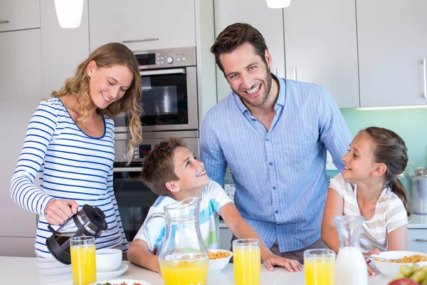 Mutlu bir aile birlikte kahvaltı yapıyor. — Stok fotoğraf