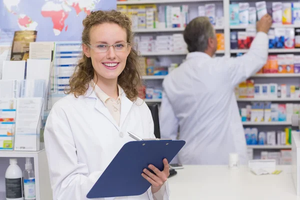 Farmacêutico escrevendo na área de transferência — Fotografia de Stock