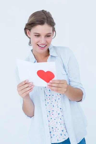 Sourire femme lecture lettre d'amour — Photo