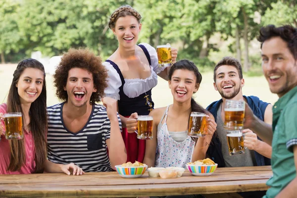 Hübsches Oktoberfest-Mädchen im Dienste von Freunden — Stockfoto