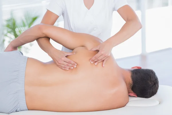 Fisioterapista che fa massaggi alla schiena — Foto Stock