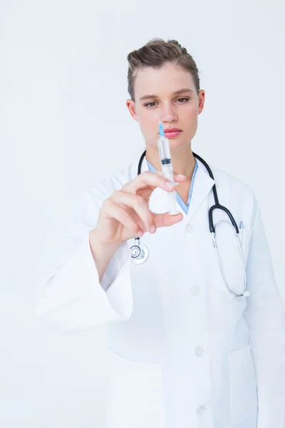 Médico mostrando seringa para câmera — Fotografia de Stock