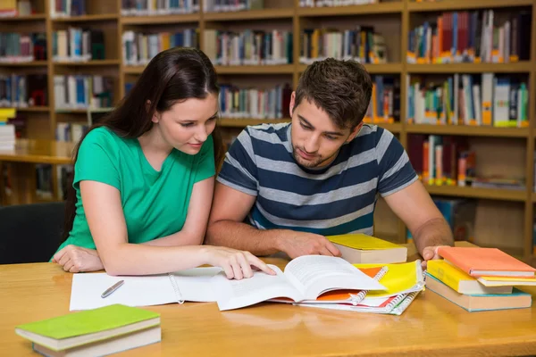 Estudiantes estudiando juntos en la biblioteca —  Fotos de Stock