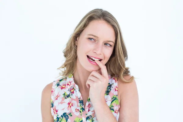 Mujer sonriente mordiéndose el dedo — Foto de Stock