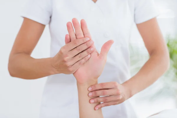 Fizjoterapeuta robi Masaż dłoni — Zdjęcie stockowe