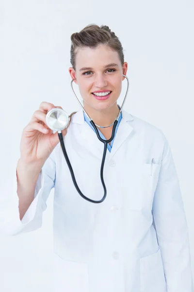 Médico segurando estetoscópio — Fotografia de Stock