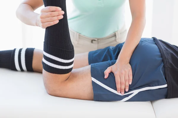 Doctor examinando pierna de hombre — Foto de Stock