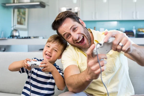 Πατέρας και γιος που παίζουν βιντεοπαιχνίδια μαζί — Φωτογραφία Αρχείου
