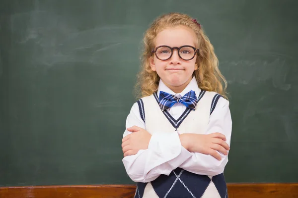 Ratloser Schüler blickt mit verschränkten Armen in Kamera — Stockfoto