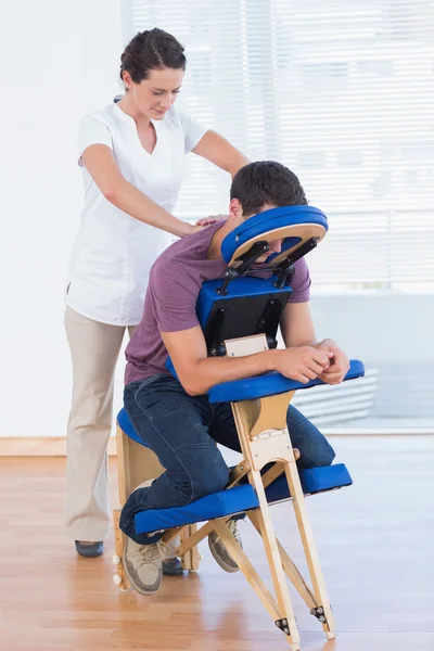 Homem tendo massagem nas costas — Fotografia de Stock