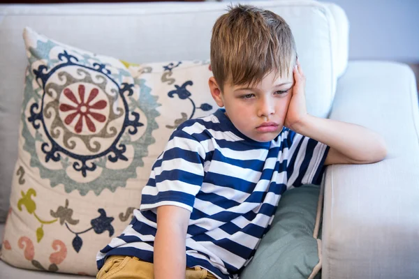 Müder kleiner Junge auf der Couch — Stockfoto