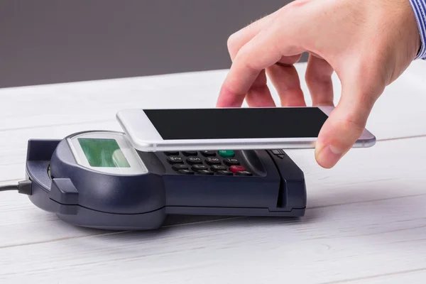 Man using smartphone to express pay — Stock Photo, Image