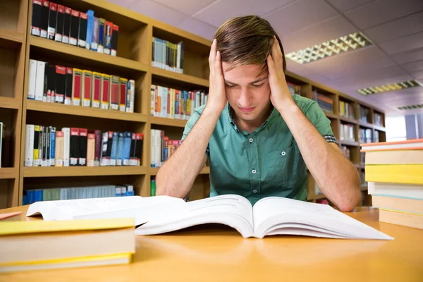 Student sitter i bibliotek behandlingen — Stockfoto