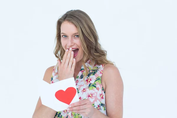 Mujer sonriente leyendo carta de amor — Foto de Stock