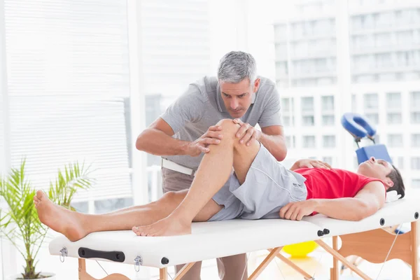 Homem tendo massagem nas pernas — Fotografia de Stock