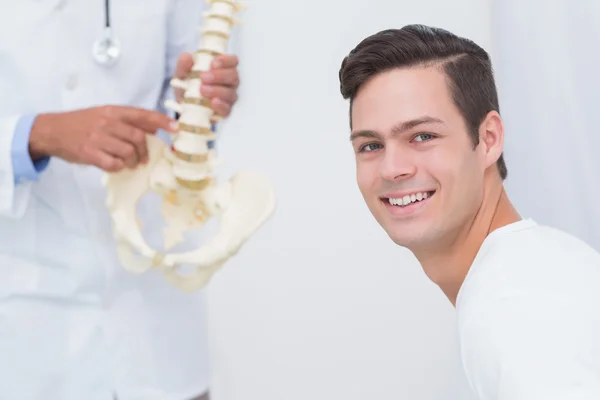 Médico que explica a coluna anatômica ao paciente — Fotografia de Stock