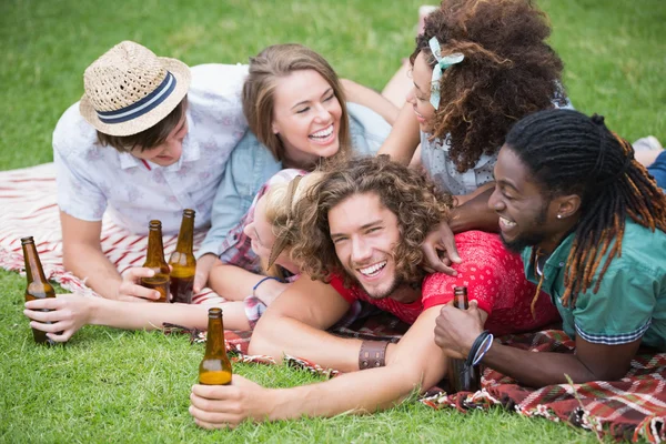 Hipster friends drinking beer and laughing — Stock Photo, Image