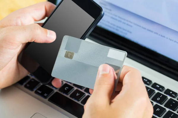 Hombre usando el ordenador portátil para compras en línea — Foto de Stock