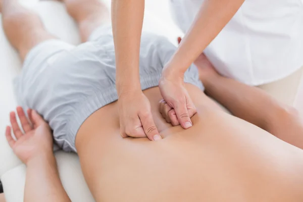 Fisioterapeuta haciendo masaje de espalda a su paciente — Foto de Stock