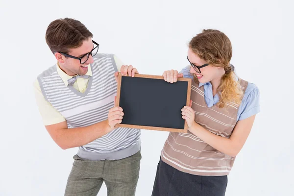 Geeky hipster pareja sosteniendo poco pizarra — Foto de Stock