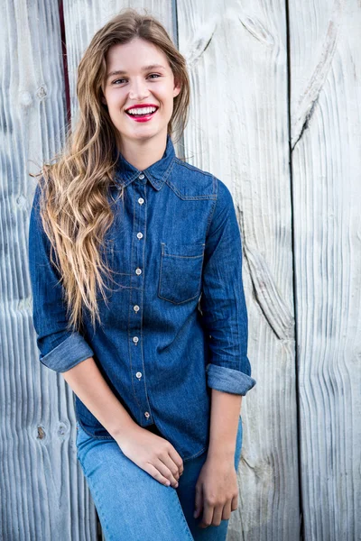 Happy woman looking at camera — Stock Photo, Image