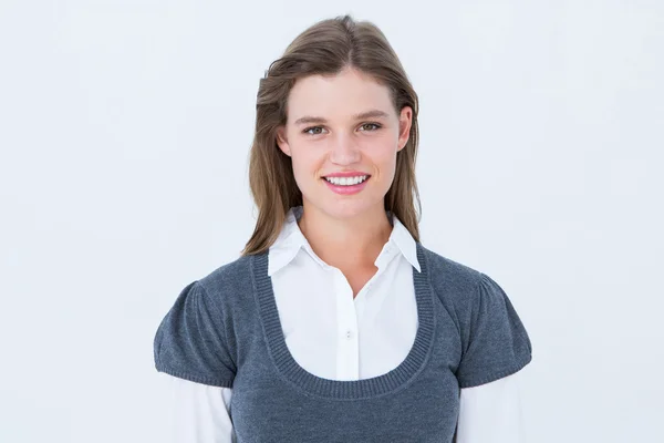 Mujer bonita sonriendo a la cámara — Foto de Stock