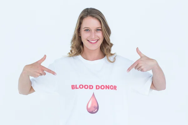 그녀의 티셔츠를 보여주는 혈액 기증자 — 스톡 사진