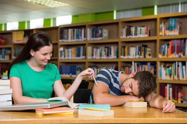 Estudiantes estudiando juntos en la biblioteca — Foto de Stock